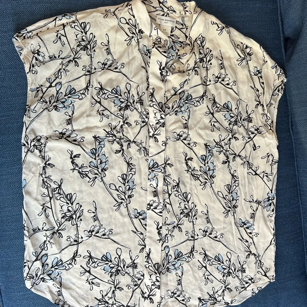 Blouse silk CLUB MONACO SIZE SP Color crem/floral blue/ black flowers . - Picture 1 of 5